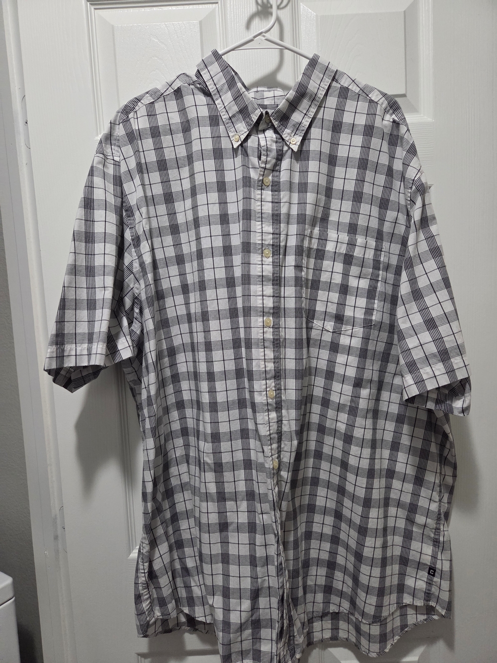 Chaps Gray and White Plaid Short-Sleeve Button-Down Shirt